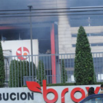Fuego destruye almacenes de supermercados Bravo
