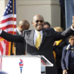 El republicano Herman Cain abandona la carrera por la Casa Blanca