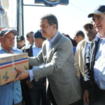 Presidente Fernández entrega canastas navideñas en seis provincias del país