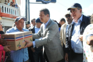 Presidente Fernández entrega canastas navideñas en seis provincias del país