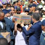 Fernández anuncia que este jueves repartirá cajas navideñas en el Este