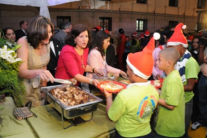 Margarita Cedeño comparte cena navideña con niños especiales