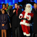 Familia Obama abre época navideña con encendido de árbol