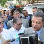 Presidente Fernández supervisa asfaltado de calles en barrios de Santiago