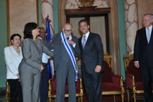 Jefe de Estado condecora Bienvenido Martínez Brea y a la profesora Maricusa Ornes