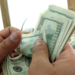 Los sueldos en EE.UU. subieron en diciembre y bajaron los gastos de los consumidores