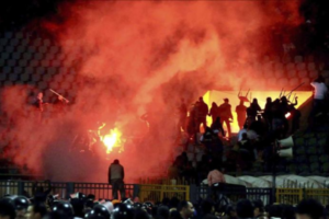 La mayor tragedia del fútbol egipcio deja 74 muertos en un país convulso
