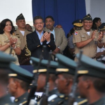 Presidente Fernández encabeza desfile militar en el Malecón