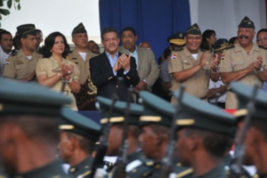 Presidente Fernández encabeza desfile militar en el Malecón