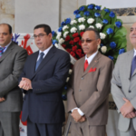 Funcionarios y empleados de Hacienda depositan ofrenda floral en Altar de la Patria