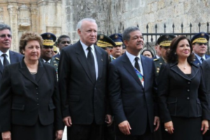 Jefe de Estado asiste a Tedeum en la Catedral y deposita ofrenda floral en Altar de la Patria