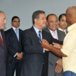 Fernández entrega flotilla de 200 taxis a choferes del transporte públicos