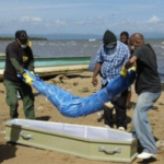 Aumentan a 54 cadáveres encontrado de naufragio