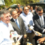 Fernández supervisa trabajos pavimentación calles Baní