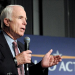 McCain aconseja a sectores del partido republicano centrarse en la economía de EE.UU.