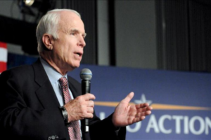 McCain aconseja a sectores del partido republicano centrarse en la economía de EE.UU.