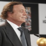Julio Iglesias rechaza idea de volver al Festival de Viña del Mar