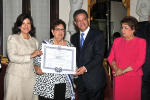 Mandatario encabeza entrega de Medalla al Mérito de la Mujer 2012