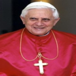 Benedicto XVI oficia el sugestivo y antiguo rito de la Vigilia Pascual