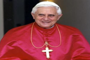 Benedicto XVI oficia el sugestivo y antiguo rito de la Vigilia Pascual