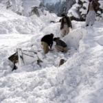 Un alud sepulta a más de cien soldados en el campo de batalla más alto del mundo