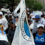 Policía detiene caravana del PRD; NYPD estimó participación en 15,000 personas y 1,200 vehículos