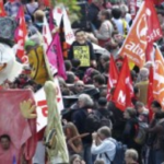 Más de 20,000 personas protestan en Fráncfort contra bancos y recortes