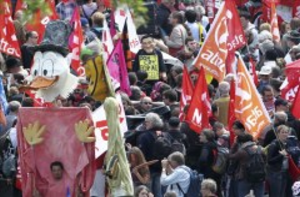 Más de 20,000 personas protestan en Fráncfort contra bancos y recortes