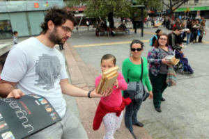 Una cadena humana celebró el Día del Libro en Uruguay con cientos de donaciones