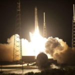 Astronautas abren escotilla de cápsula Dragon y empiezan a desembarcar carga