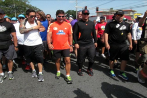 Raymond Arrieta camina 148 kilómetros para recoger dinero contra el cáncer