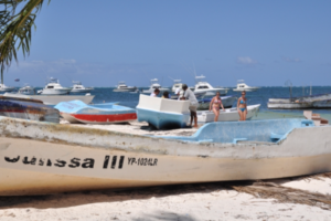 Adompretur respalda medida retiro de botes playa de Bávaro