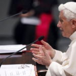 Benedicto XVI cesa al obispo argentino fotografiado con una mujer