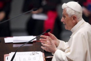 Benedicto XVI cesa al obispo argentino fotografiado con una mujer