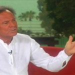 Julio Iglesias dice que descansará en 30 años, cuando esté «en el otro lado»