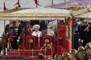 Un millón de personas arropa a Isabel II en un histórico desfile fluvial