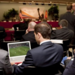 Uso habitual de laptops puede provocar estrés, dolores de cabeza y tensión muscular