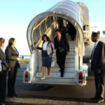 Mandatario arriba a París, Francia, para continuar agenda en Europa