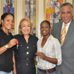 Gobierno entrega apartamento a atletas Yamilet Peña y María García
