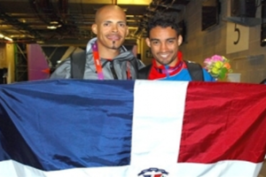 Delegación de atletas dominicanos llega al país desde Londres