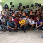 Jóvenes entregan útiles escolares en día internacional de la Juventud