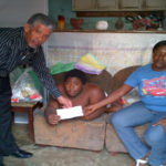 Gobernador Provincia SD entrega cheque de RD$8,000 a joven con discapacidad