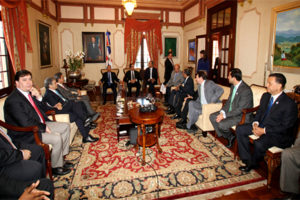 Presidente Medina se reúne con generadores de energía eléctrica
