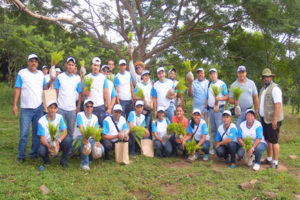 Empleados de Aduanas participan en operativo de siembra