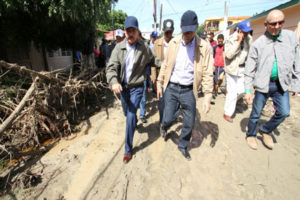 Medina recorre barrios Los Parceleros, La Bombita y La Nevera de Azua