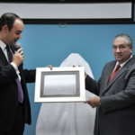 García Arévalo recibe reconocimiento de Industria y Comercio