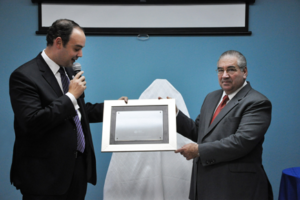 García Arévalo recibe reconocimiento de Industria y Comercio