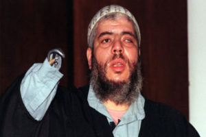 Clérigo Abu Hamza y cuatro sospechosos de terrorismo llegan a EE.UU.