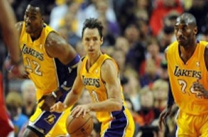 Blake, de los Lakers, es multado con 25,000 dólares por ofender a aficionado
