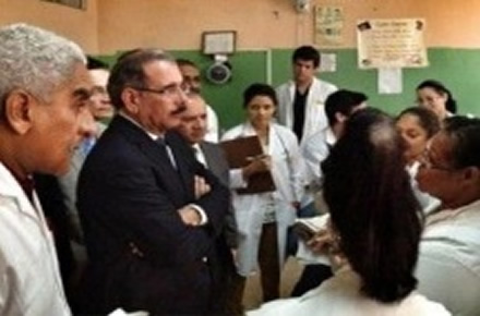 Presidente Medina visita por sorpresa hospital Luis Eduardo Aybar